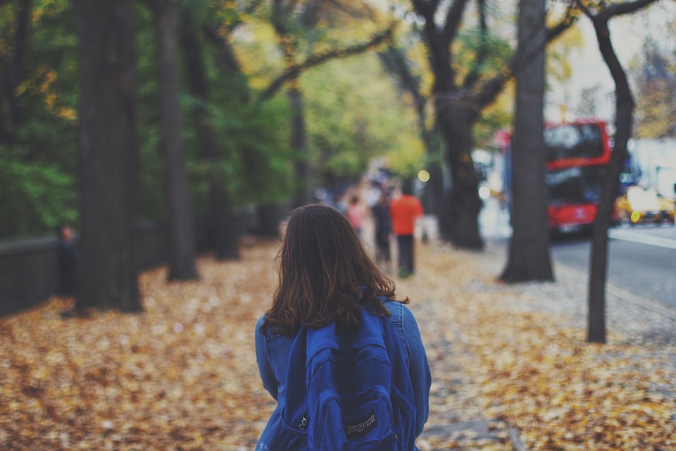 La mochila escolar del niño no debe exceder del 10% de su peso corporal