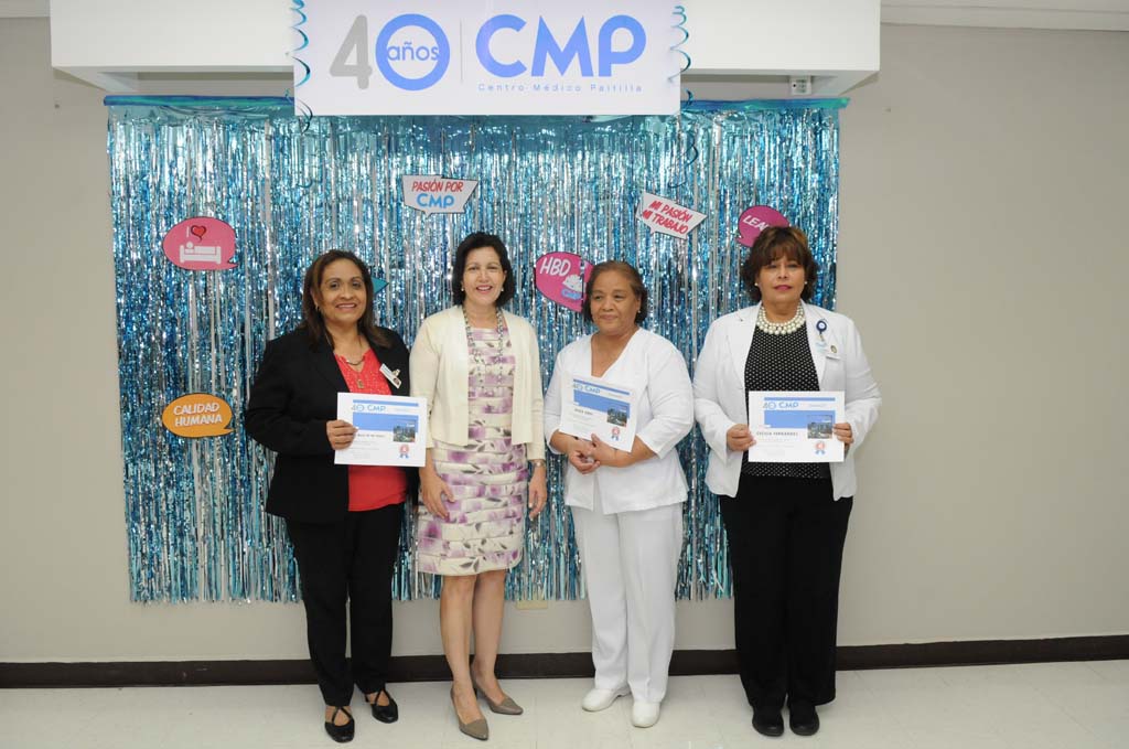 Entrega de reconocimiento a los años de servicio a colaboradores médicos